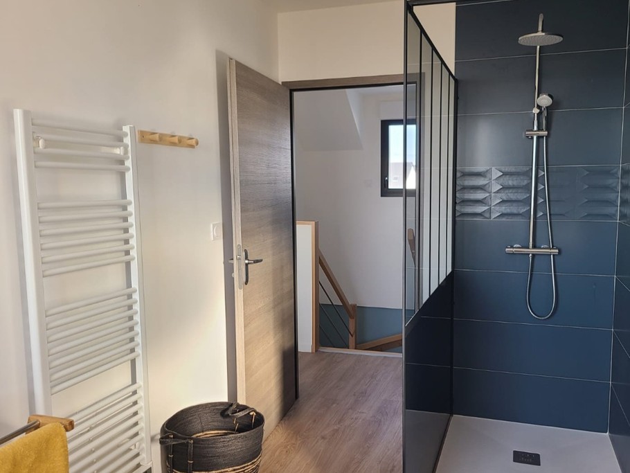 Salle de bain grande douche italienne