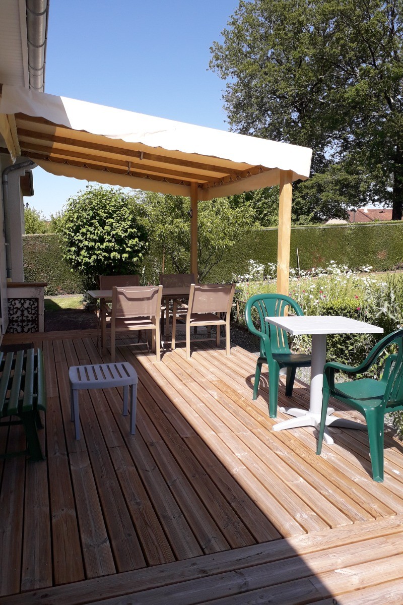 Terrasse ensoleillée Gîte LES THUYAS HAUTE-VIENNE