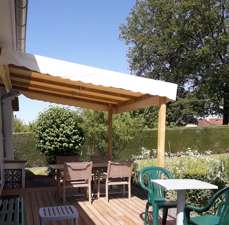 Terrasse ensoleillée Gîte LES THUYAS HAUTE-VIENNE
