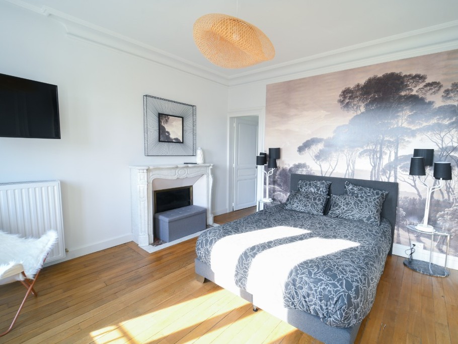 Chambre avec un lit Queen Size et sa sdb attenante