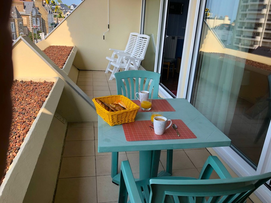 Vue magnifique depuis le balcon vers la plage du Sillon à Saint-Malo. Salon de jardin pour 2 personnes et 2 chaises relaxantes.