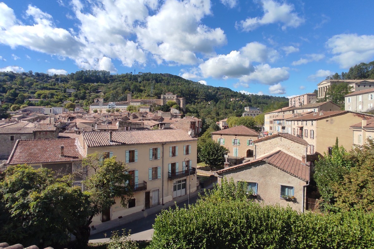 Bourg de Largentière vu du jardin