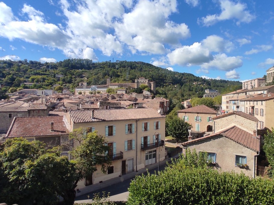 Bourg de Largentière vu du jardin