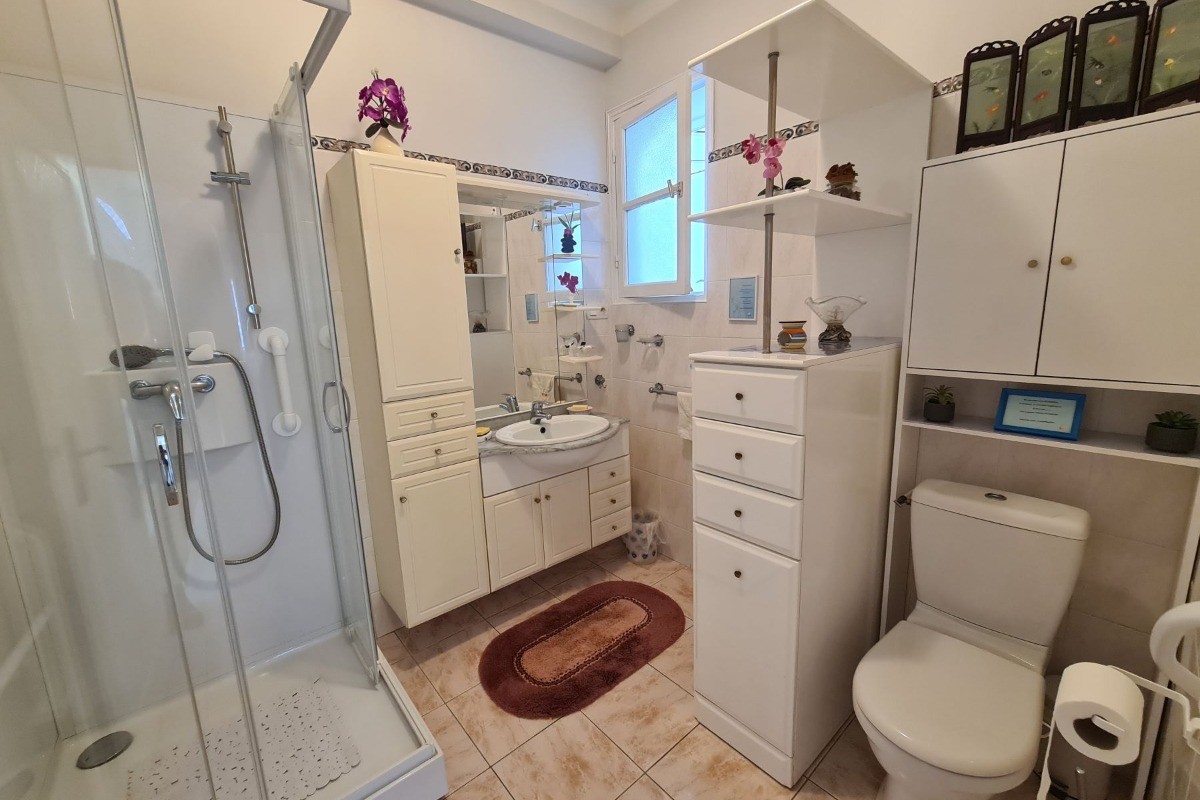 Salle d'eau avec fenêtre - W.C.