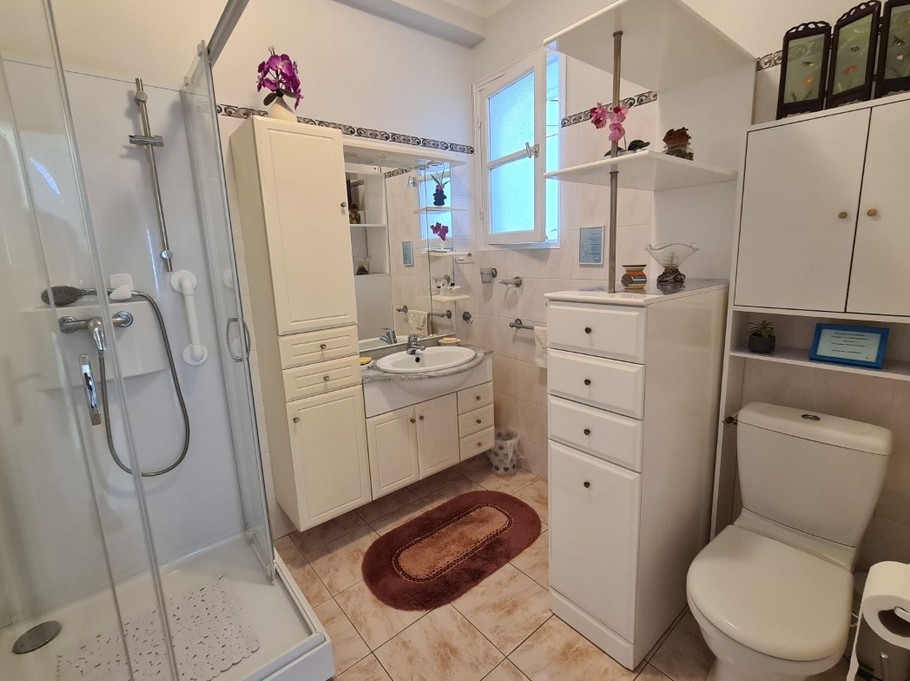 Salle d'eau avec fenêtre - W.C.