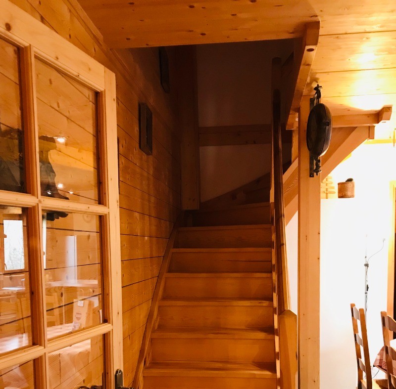 Accès à l'étage : vue depuis le SAS d'entrée