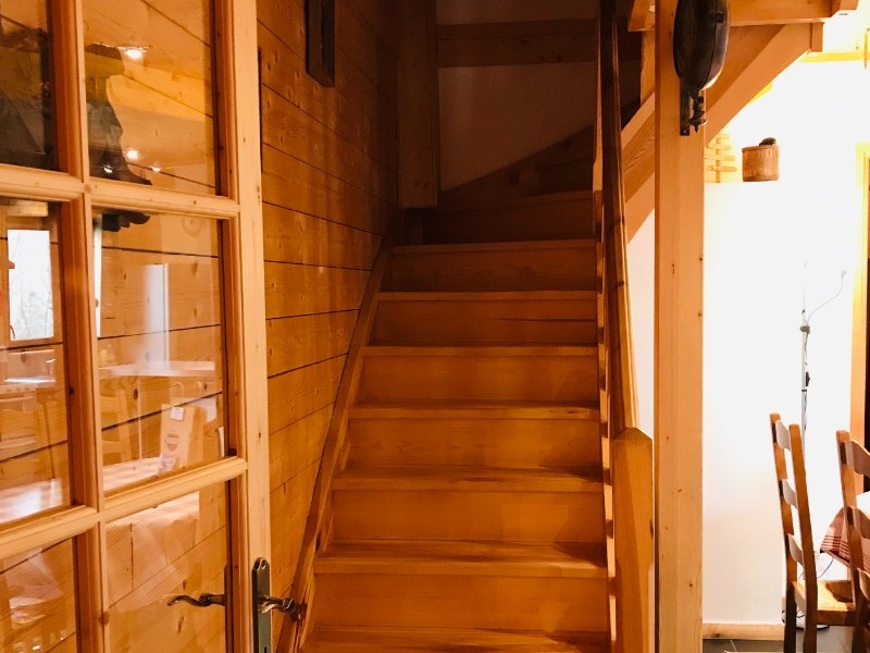 Access to the first floor: view from the entrance SAS