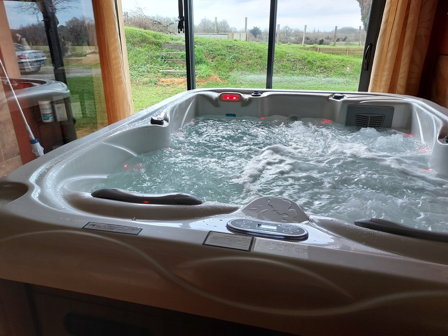 Jacuzzi 3 places avec baies coulissantes et huiles essentielles