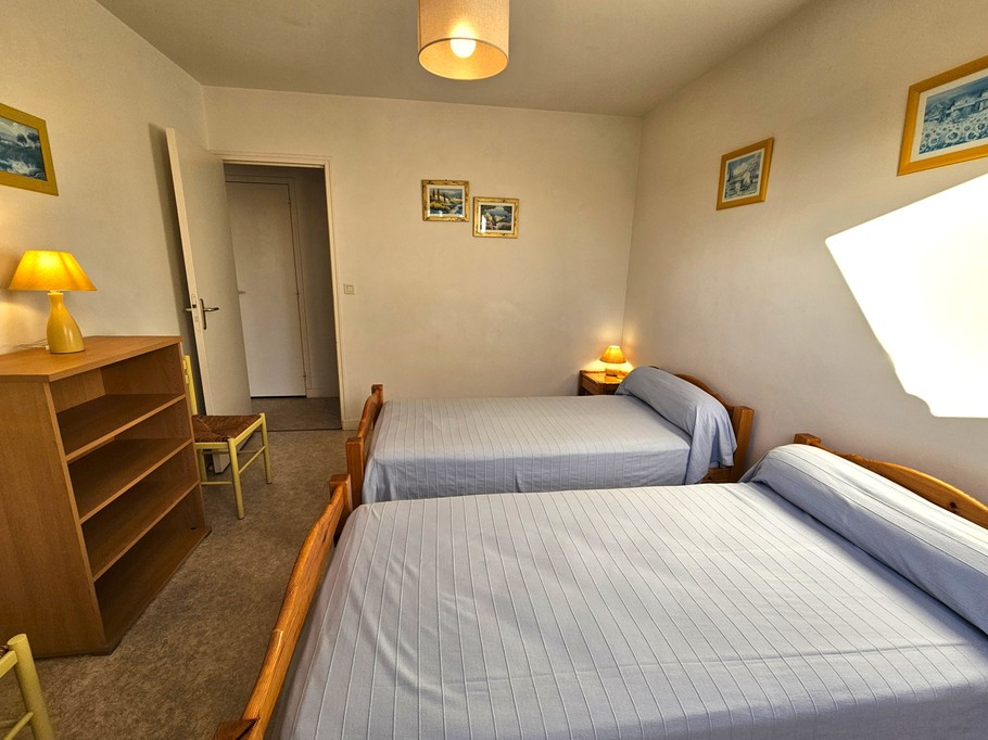 Chambre 3 - pour 2 personnes (2 lits de 90x190 cm ou 1 lit 180 x 190 cm) avec armoire et étagères.