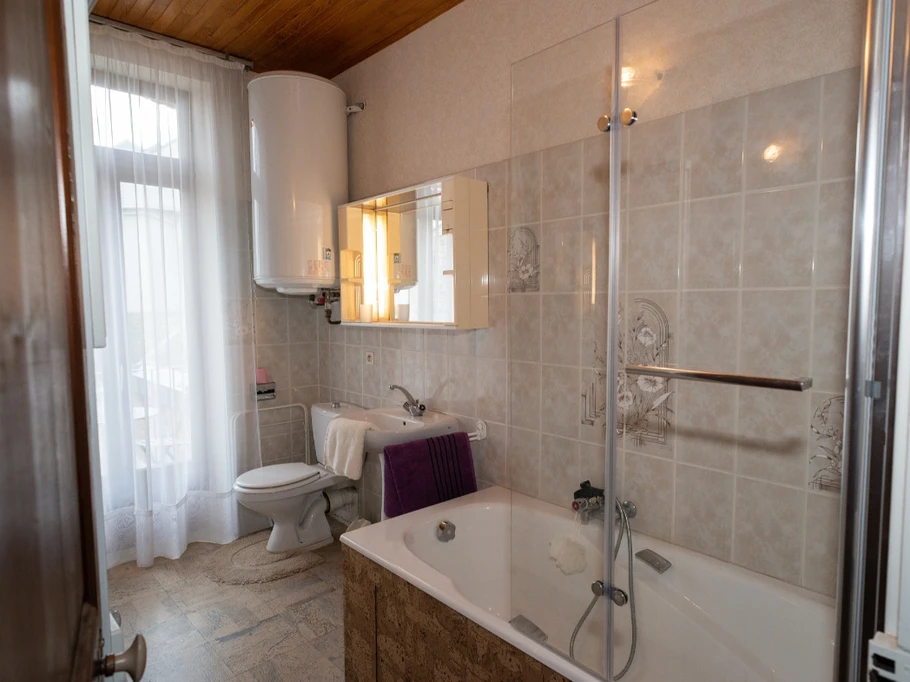 Salle de bains.Les Montbretias.