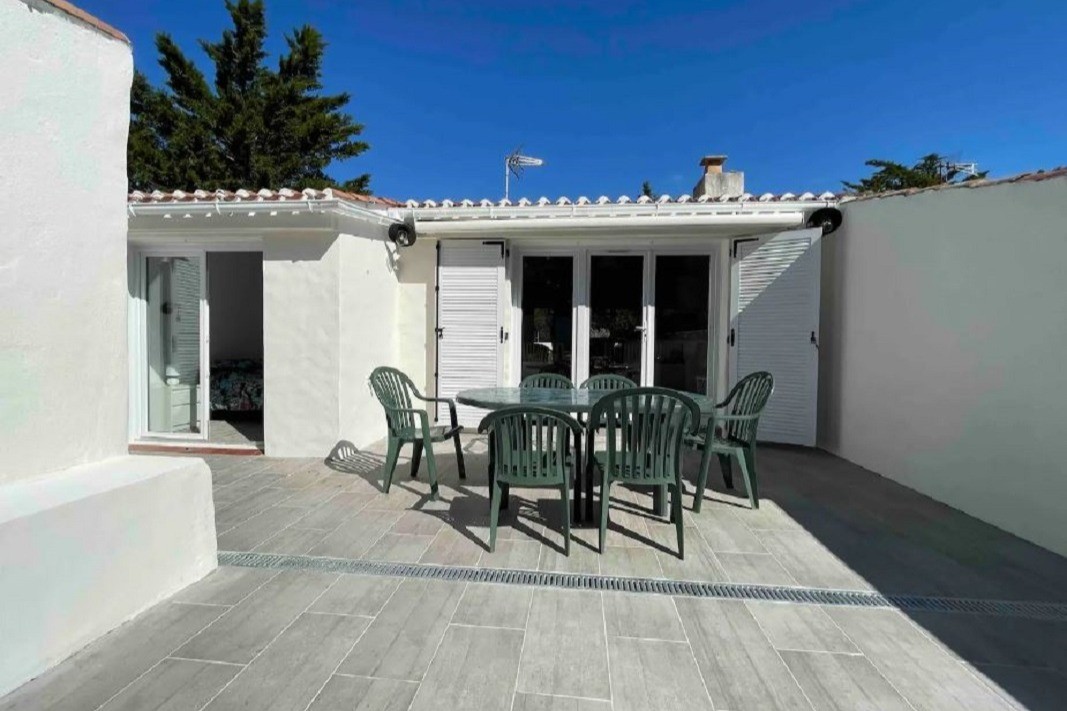 Terrasse avec salon de jardin