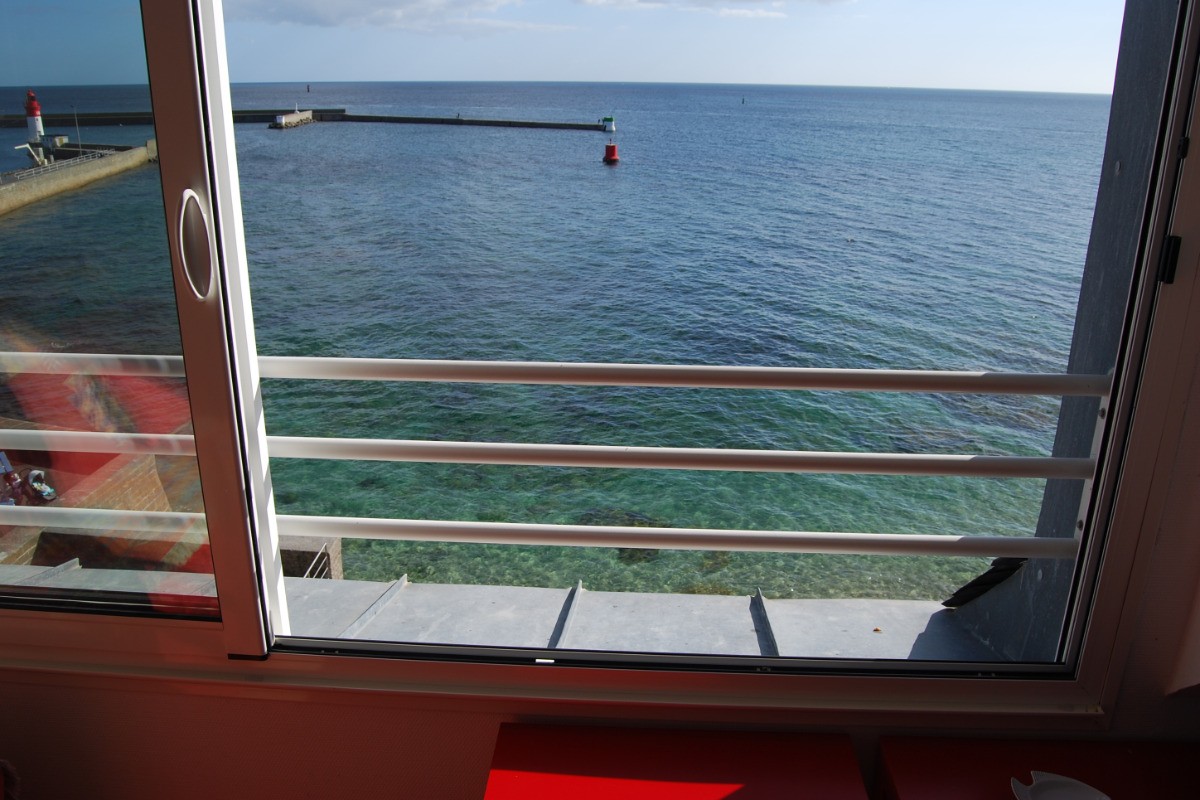 la large baie coulissante s'ouvre sur la mer