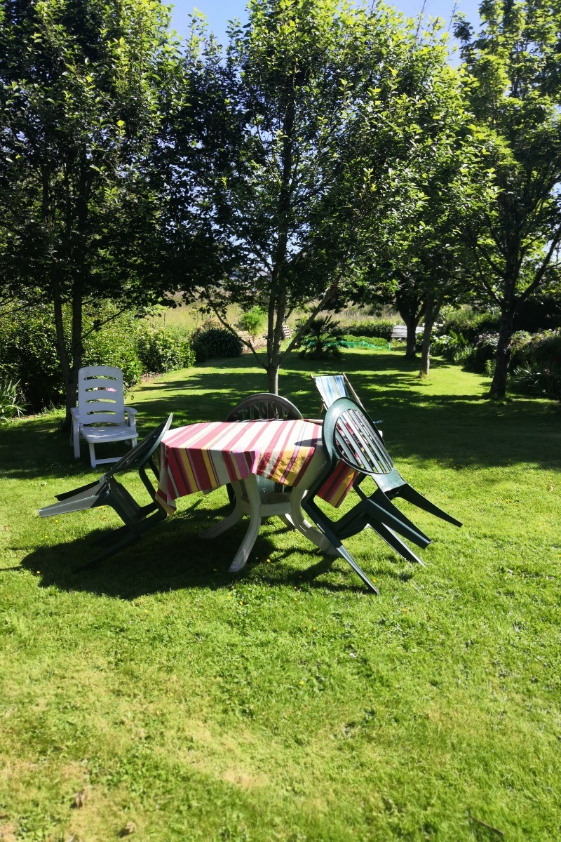 jardin avec salon et transats