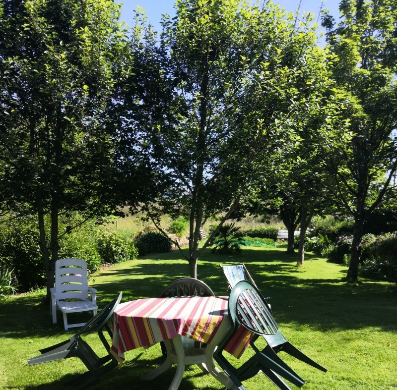 jardin avec salon et transats