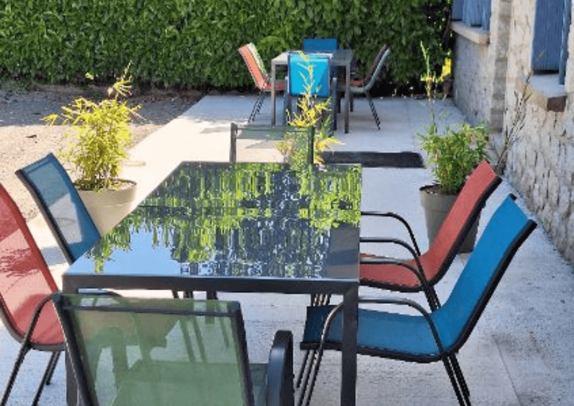 Terrasse extérieure aménagée du gîte Lilas à Saint-Gérons