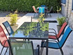 Terrasse extérieure aménagée du gîte Lilas à Saint-Gérons