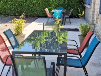 Terrasse extérieure aménagée du gîte Lilas à Saint-Gérons