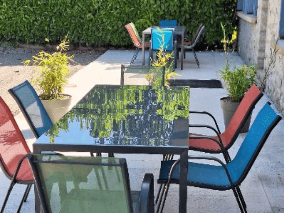 Terrasse extérieure aménagée du gîte Lilas à Saint-Gérons