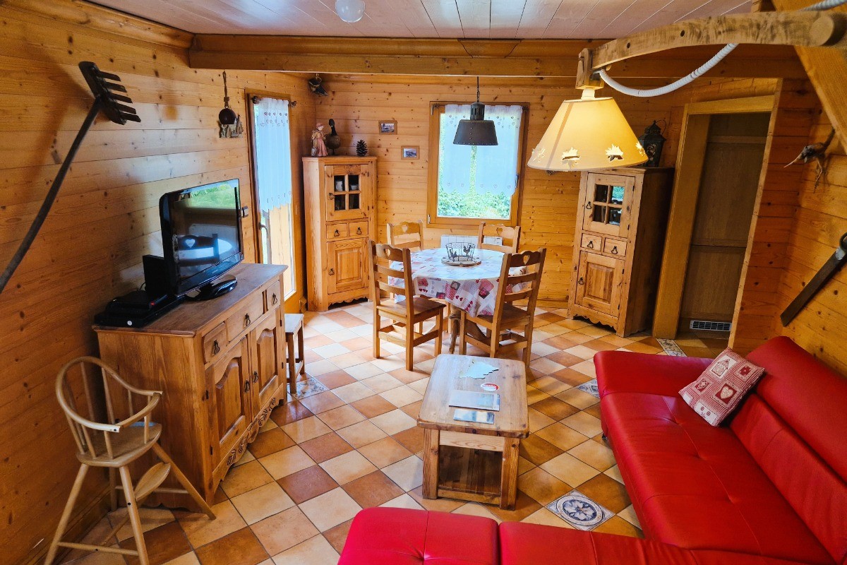 Pièce de vie avec canapé d'angle, télévision et Wifi - Chalet Biazot, proche du Lac de Xonrupt-Longemer