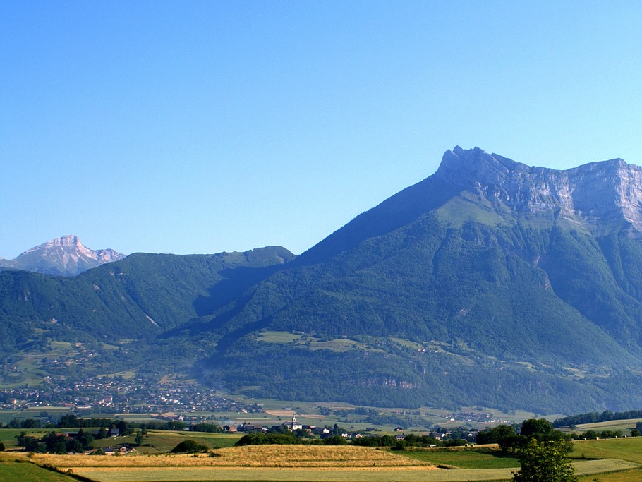 Montagne environnante : l'Arclusaz 2040 m