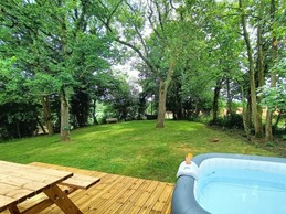 Jardin, terrasse et spa privatifs, Gîte de charme avec SPA pour 4 personnes à 15 mn des plages, Plélo, Côtes d'Armor, Bretagne
