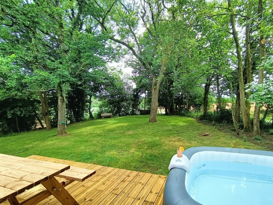 Jardin, terrasse et spa privatifs, Gîte de charme avec SPA pour 4 personnes à 15 mn des plages, Plélo, Côtes d'Armor, Bretagne