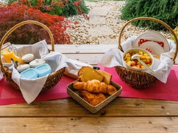 Petit déjeuner La Chambre d'hôtes du bas Le Lion d'Or Mauzac et Grand Castang 24150 Dordogne Clévacances