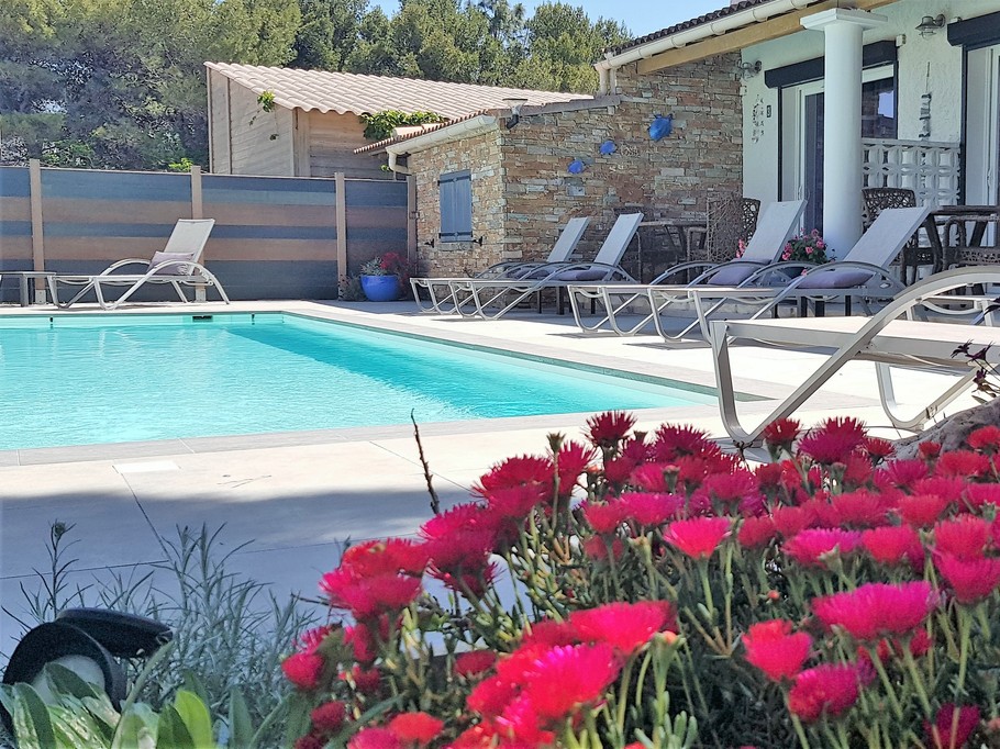 Piscine avec vue sur les massifs fleuris.