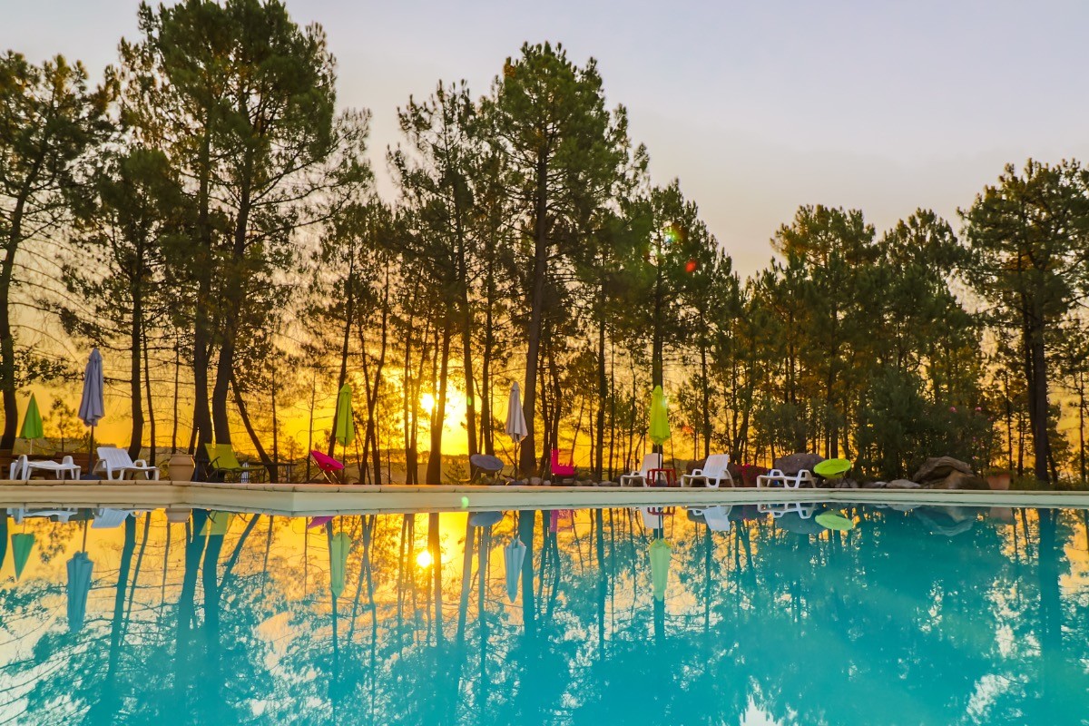 Lever de soleil sur la piscine
