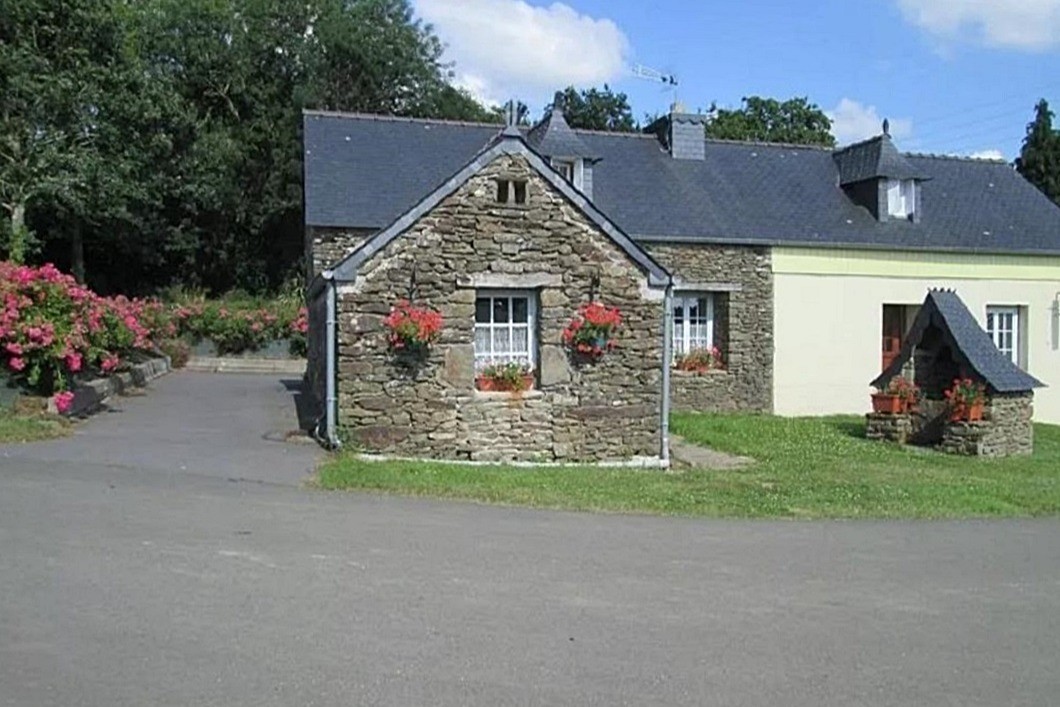 Maison exposée sud en pierre des montagnes noires
