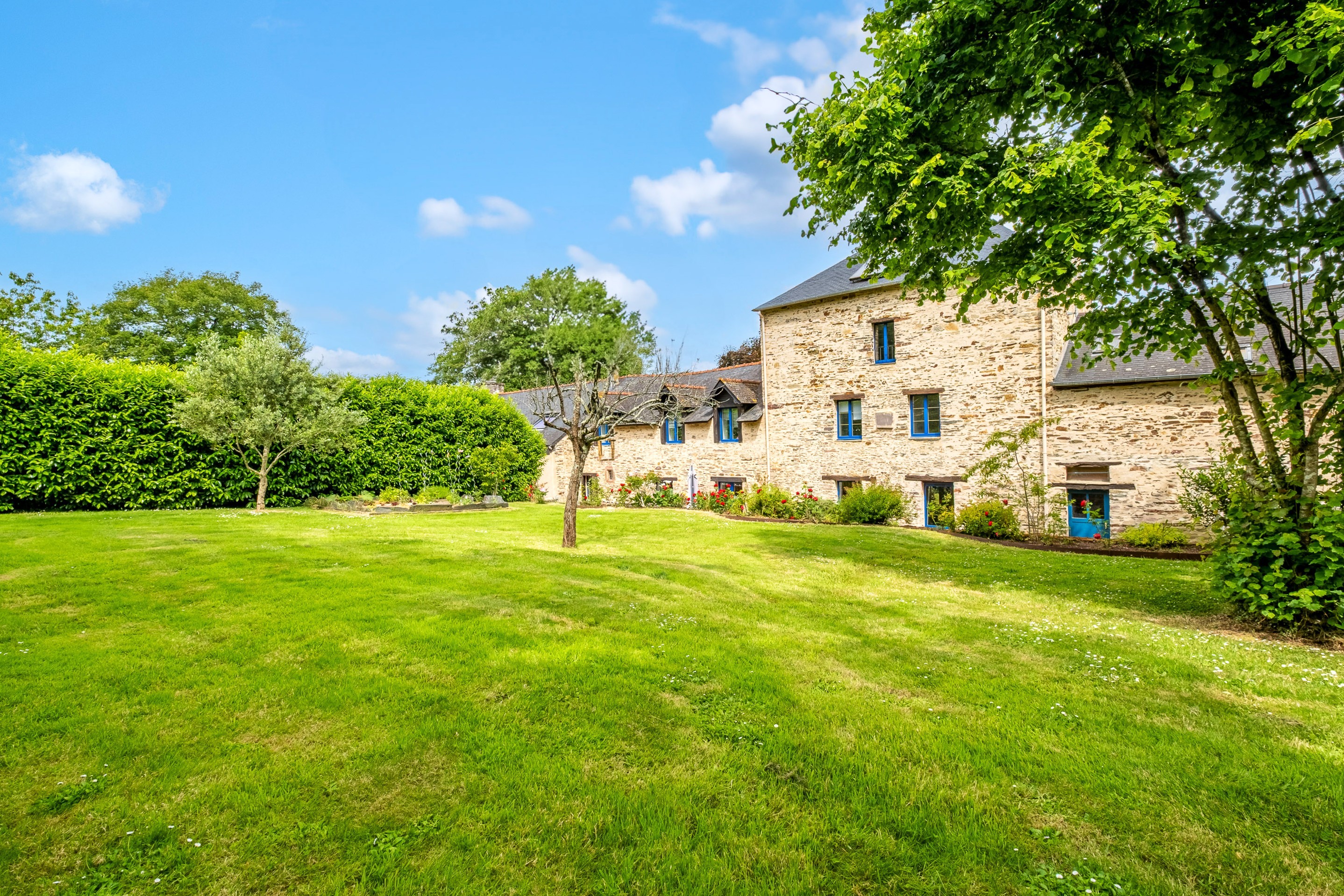 L'ancienne seigneurie du Domaine de La Riaudaie. L'appartement Les Épinettes se trouve au 1er étage de la bâtisse principale.