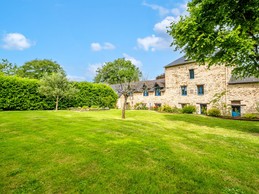 L'ancienne seigneurie du Domaine de La Riaudaie. L'appartement Les Épinettes se trouve au 1er étage de la bâtisse principale.