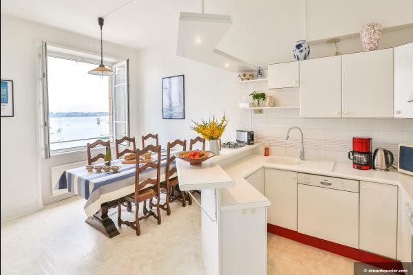 Cuisine avec vue mer et tour Solidor  avec coin repas
