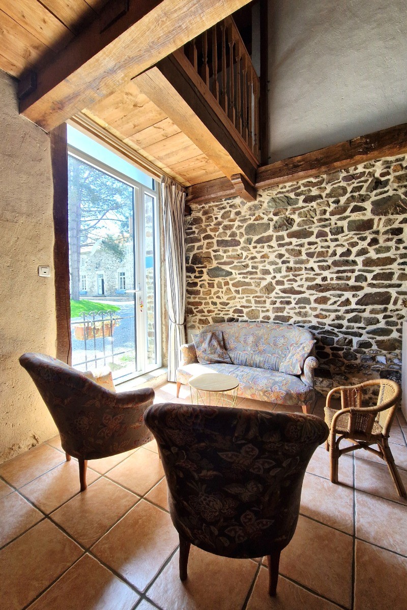 Cuisine, séjour et salon en rez-de-jardin (lave-vaisselle, four, micro-ondes,  frigo congélateur, 4 plaques gaz, petits électroménagers etc.). Le salon donne côté cour.