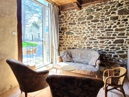 Kitchen, living room and lounge on garden level (dishwasher, oven, microwave, fridge-freezer, 4 ring gas hob, small appliances etc.). The living room faces the courtyard.