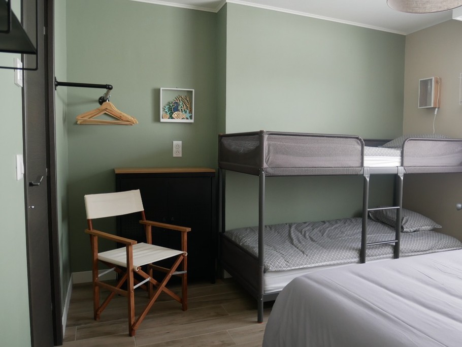 Maison 1 : Chambre Marine (Lits superposés90x200)