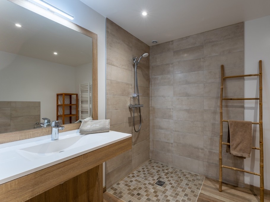 Salle d'eau avec douche à l'italienneaux normes handicap, wc...rayon 1,50 m
Barre d'appui en cours d'installation