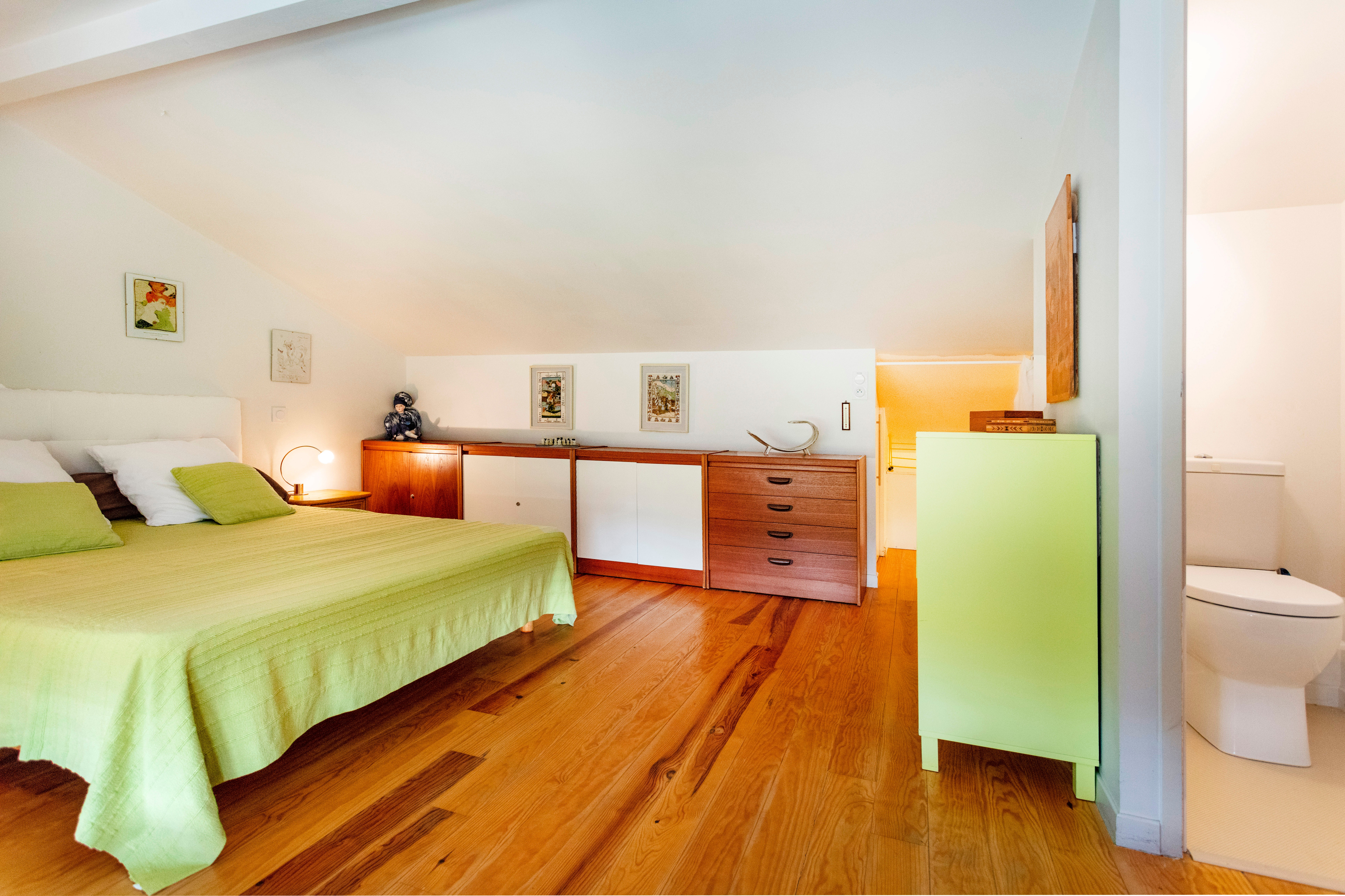 Chambre avec rangements et WC à l'étage