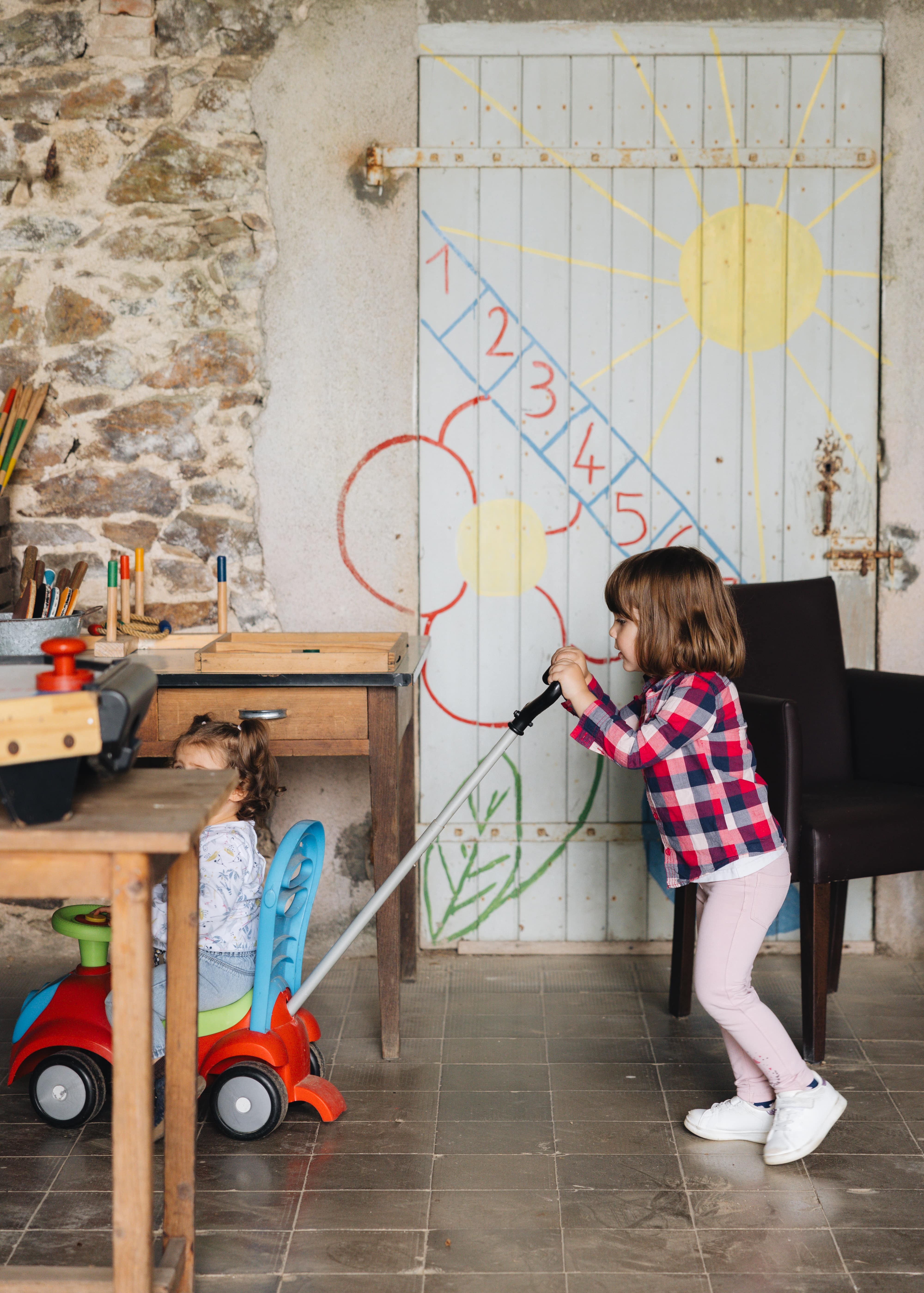 Ancien préau et ses jeux pour enfants