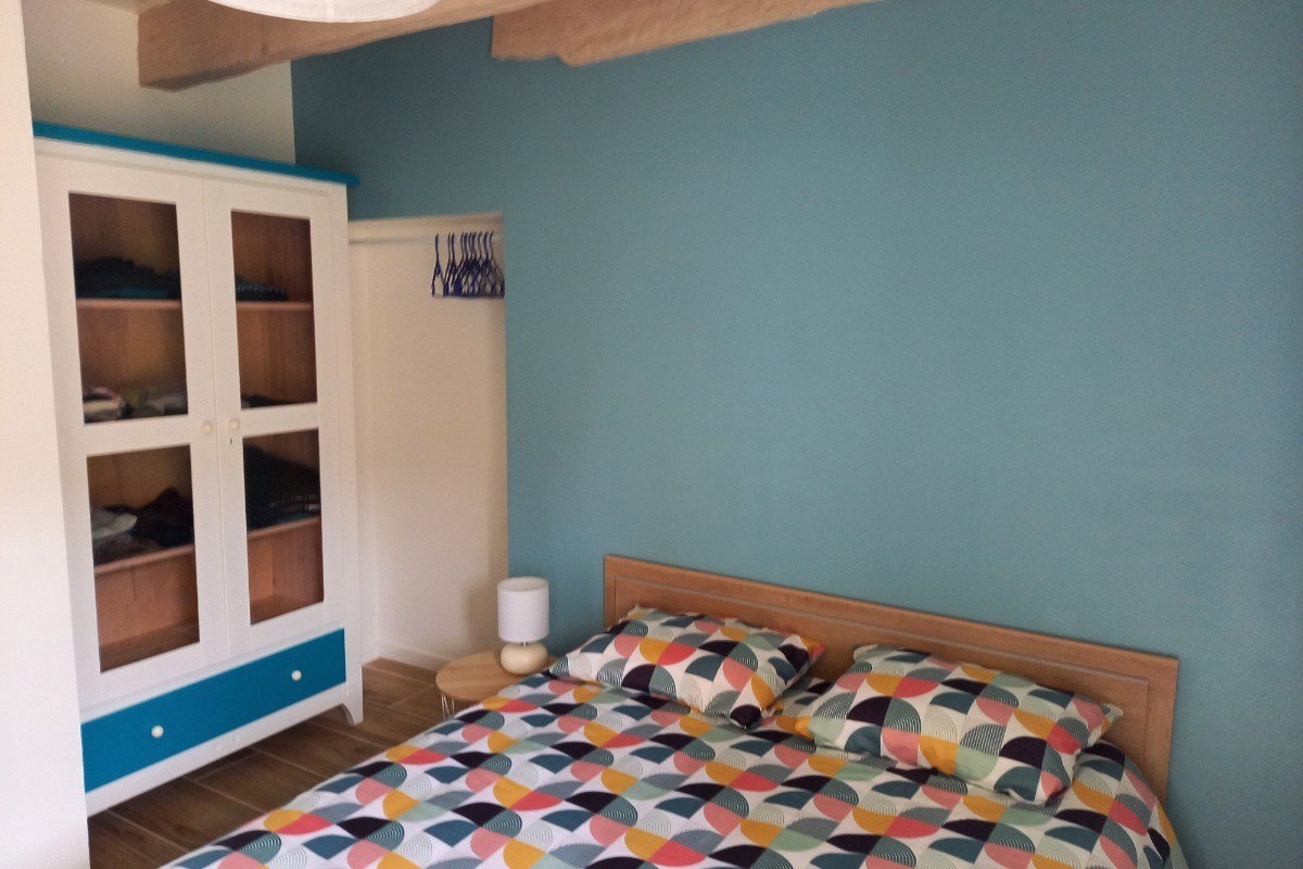 Literie en 140, armoire et penderie complètent la chambre du rdc