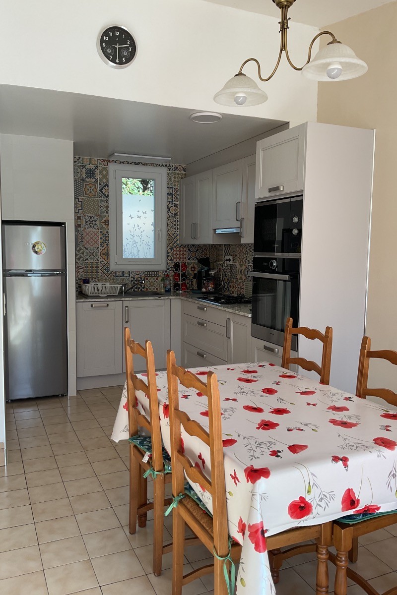 Séjour avec sa belle cuisine équipée toute neuve