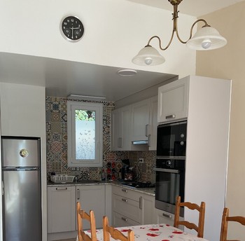 Séjour avec sa belle cuisine équipée toute neuve