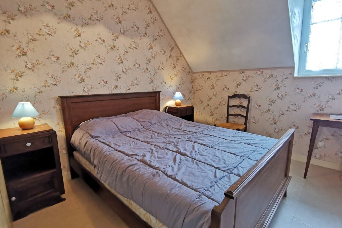 A l'étage, une première chambre avec un lit 140