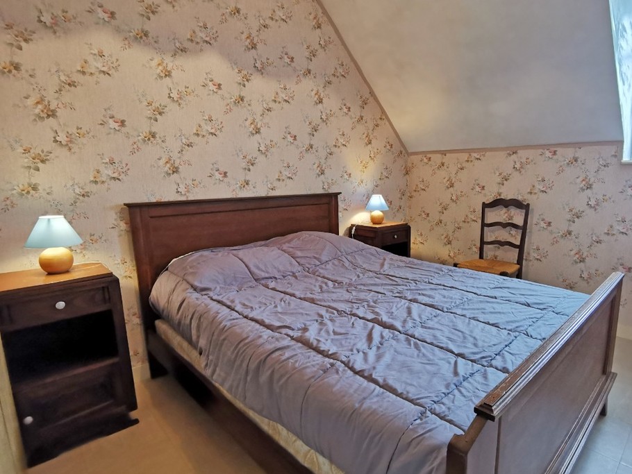 A l'étage, une première chambre avec un lit 140