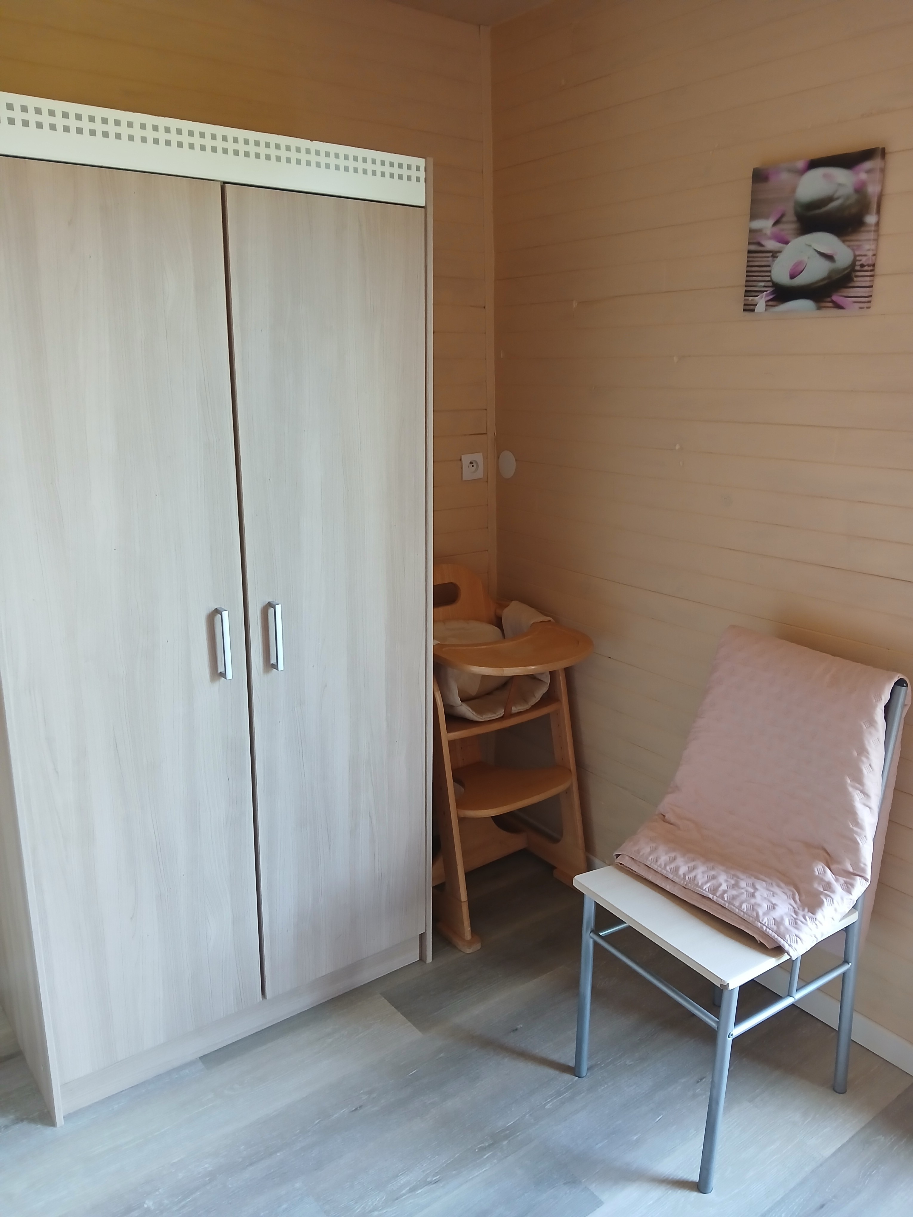 Armoire et fauteuil Chambre d'hôtes Nibas La Somme