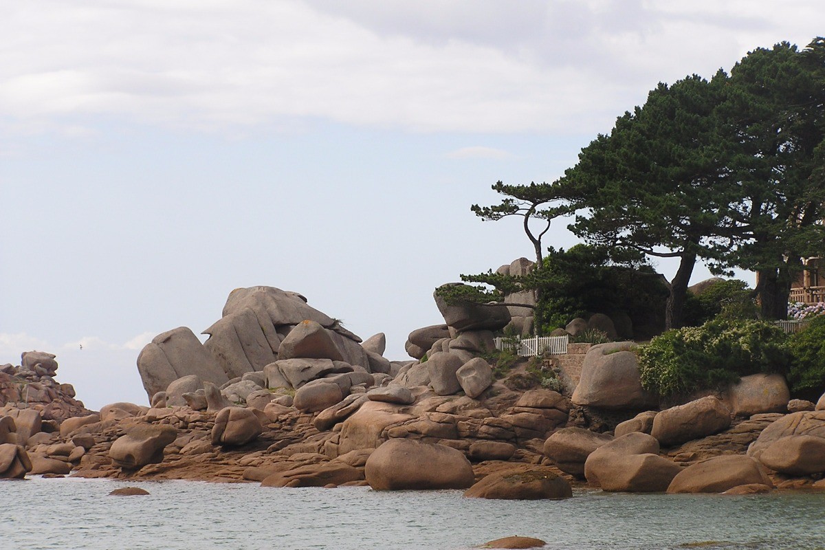 la côte de granit rose vu de la mer