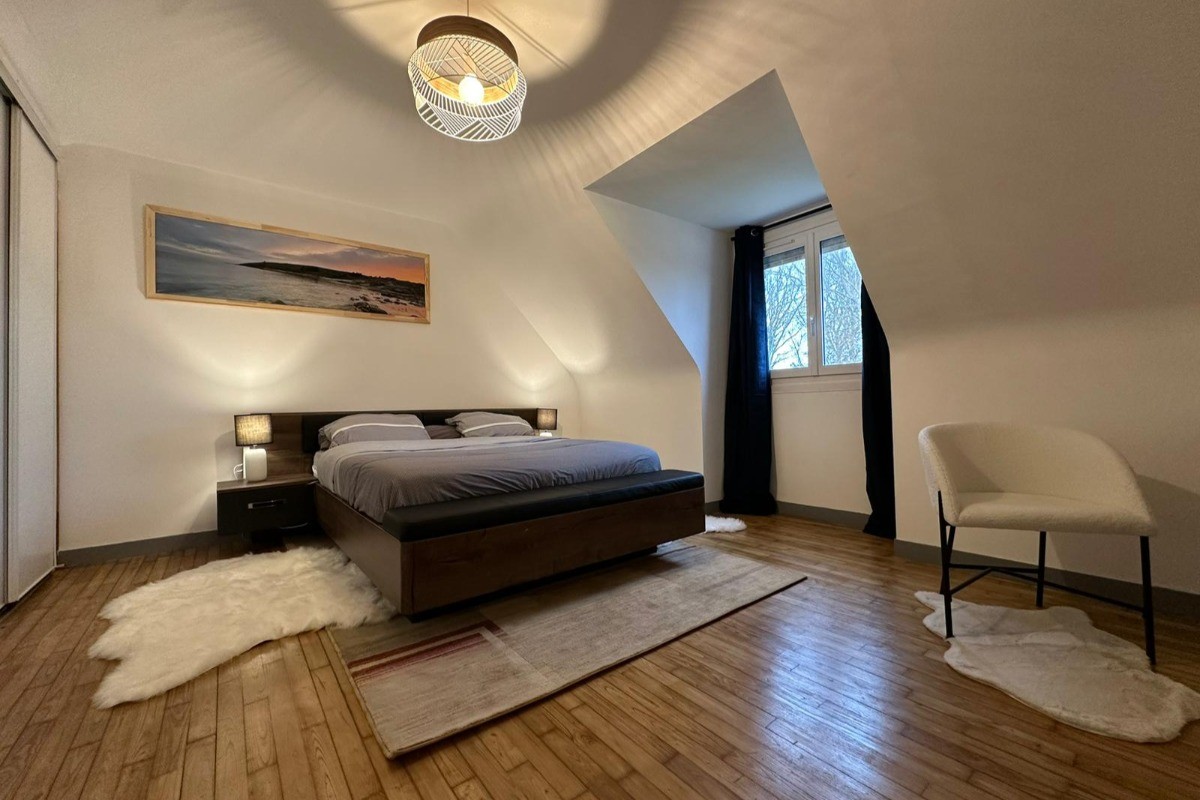 Etage: Chambre 2 avec lit 160 et TV