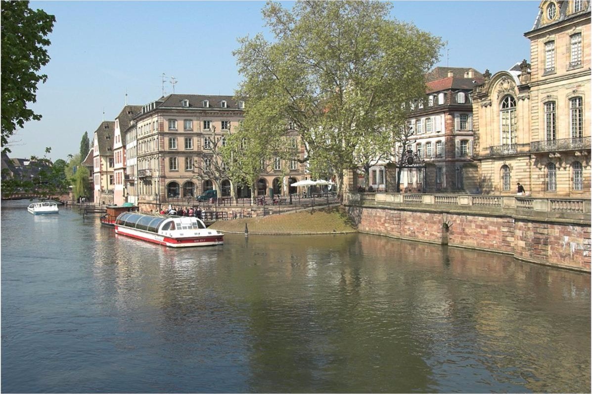 Embarcadère pour circuit en bateau-promenade à 450m (Place du marché aux poissons, à côté du Palais Rohan)