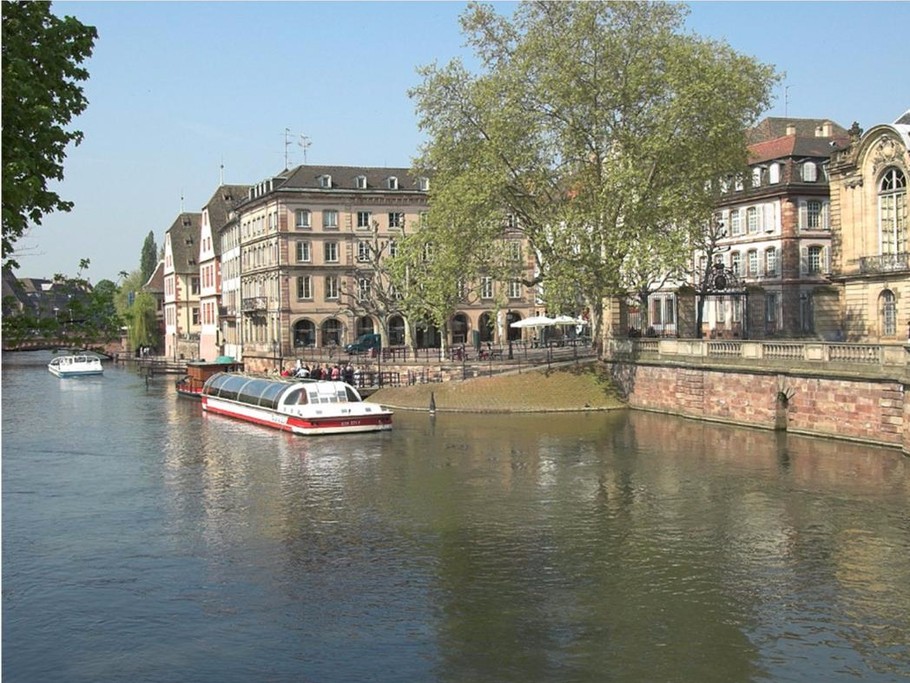 Embarcadère pour circuit en bateau-promenade à 450m (Place du marché aux poissons, à côté du Palais Rohan)