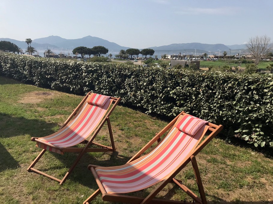 chaise longue sur le rez de jardin